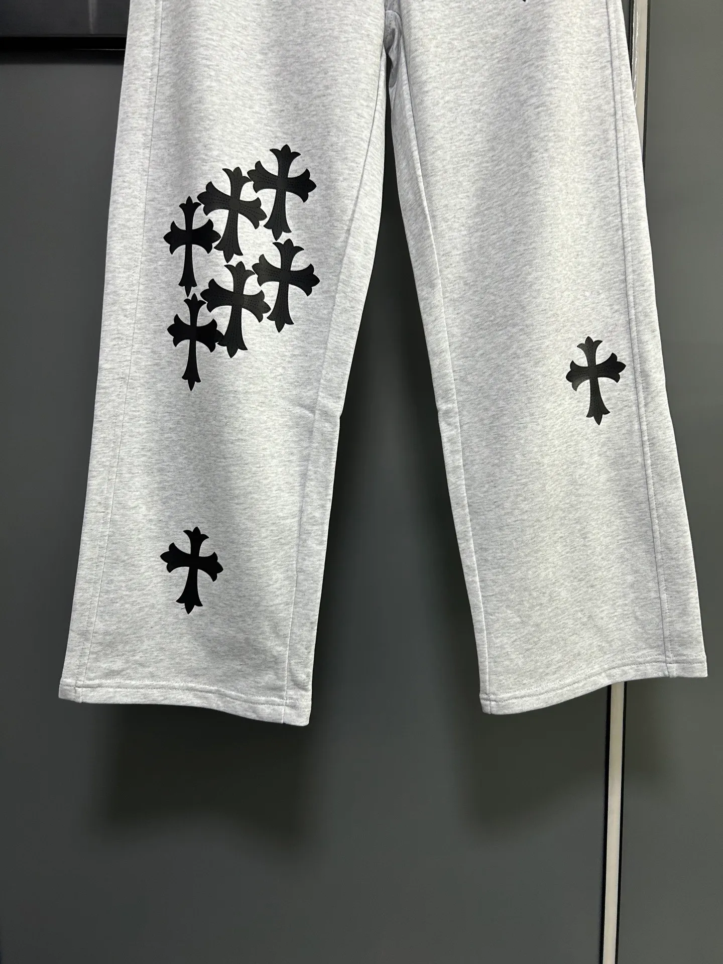 P220 Chrome Hearts 25 new colorful cross-mark loose straight trousers 2025 autumn and winter new embroidered elastic band casual trousers, customized fabrics at the counter. Made of 400g high-version terry fabric, with high breathability and comfort, impeccable details, no pilling and no deformation, brand element design concept, reflecting high quality. It feels delicate and soft! It presents casual tailoring, the same style for men and women, and the upper body shape is awesome! Size: S M L XL Color: Gray